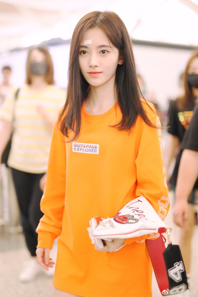 鞠婧祎穿橙色卫衣现身机场皮肤白皙,额头上贴着创可贴惹人心疼!