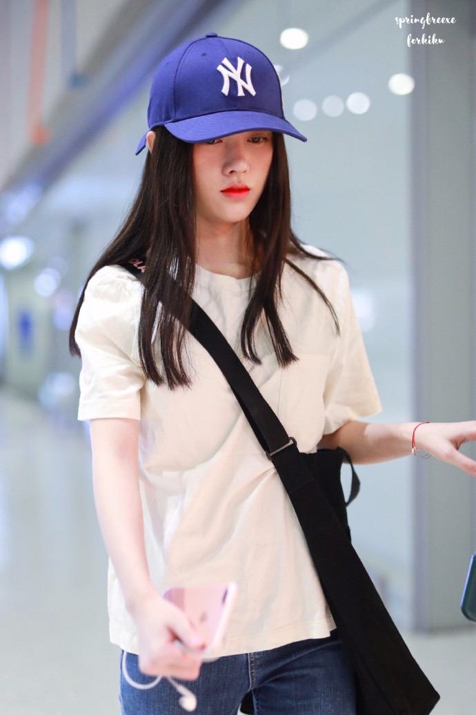 鞠婧祎戴蓝色棒球帽穿纯白t恤现身机场,侧颜照也一样很美