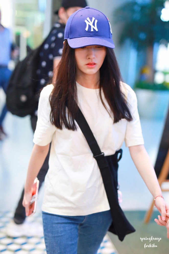 鞠婧祎戴蓝色棒球帽穿纯白t恤现身机场,侧颜照也一样很美
