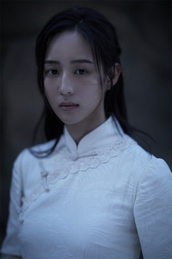张钧甯身穿白色旗袍配黑色长发清新素雅,眉目如画