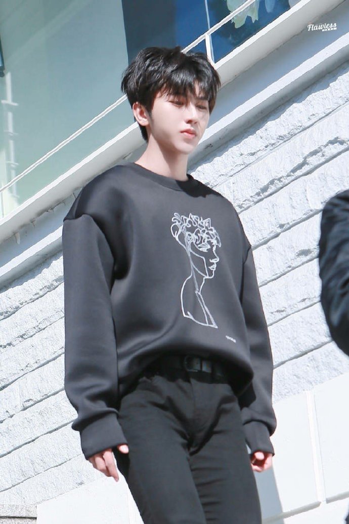 蔡徐坤这大长腿这侧颜也太好看了吧,突然有一个大胆的想法