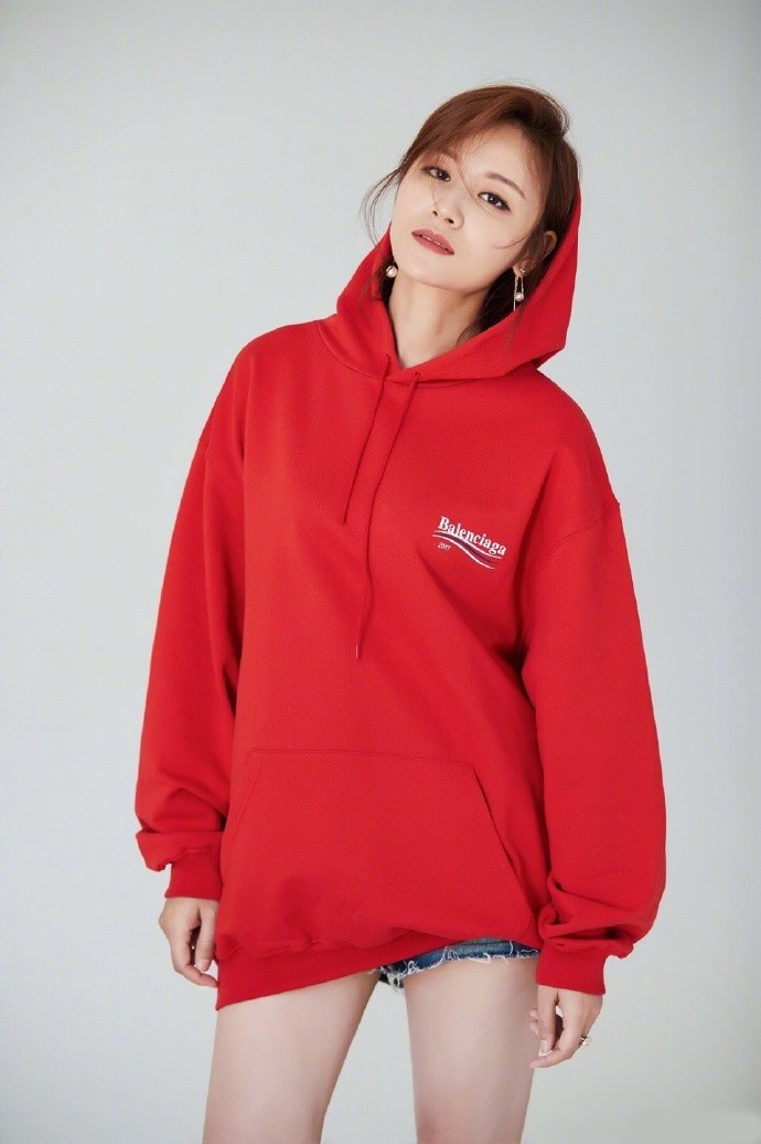 叶一茜晒美照 一身红衣 又帅又美可爱满分