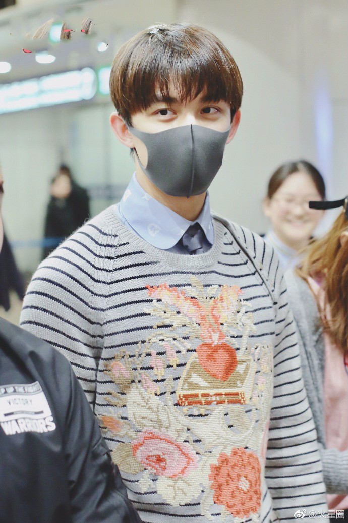 吴磊穿条纹印花毛衣口罩遮面现身机场,亮晶晶的眼睛帅气十足