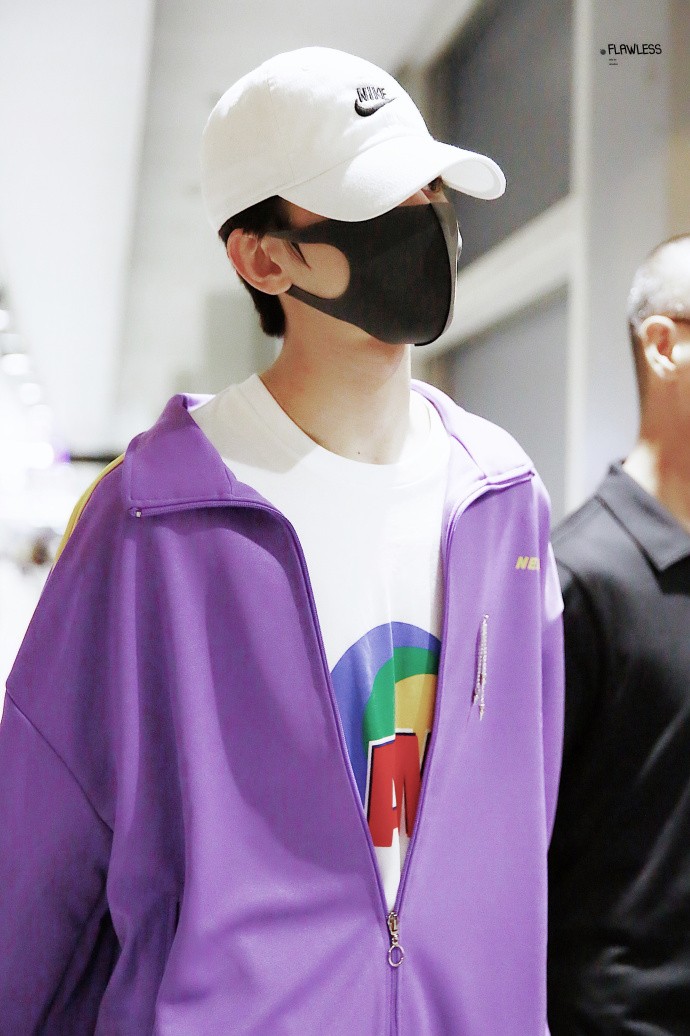 蔡徐坤一身紫色套装现身香港机场 单手插在裤兜里又酷又帅