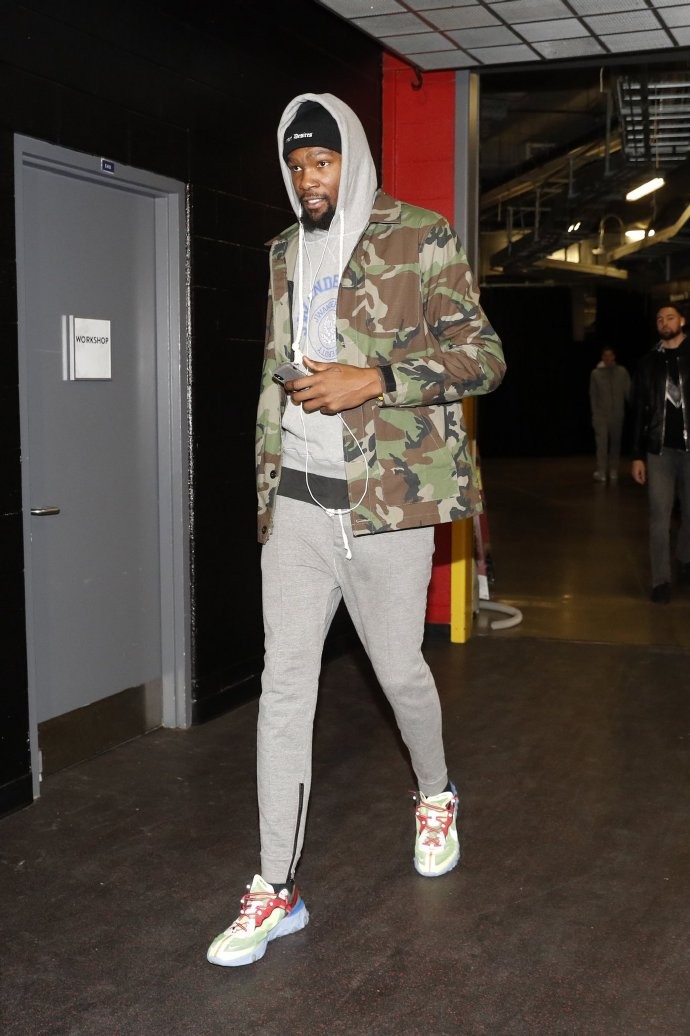 30日nba球员入场照,你觉得谁的穿着最时尚?