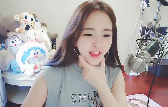 小小呵与神豪"大王"和平分手 感情曾遭受质疑深情开唱"体面"