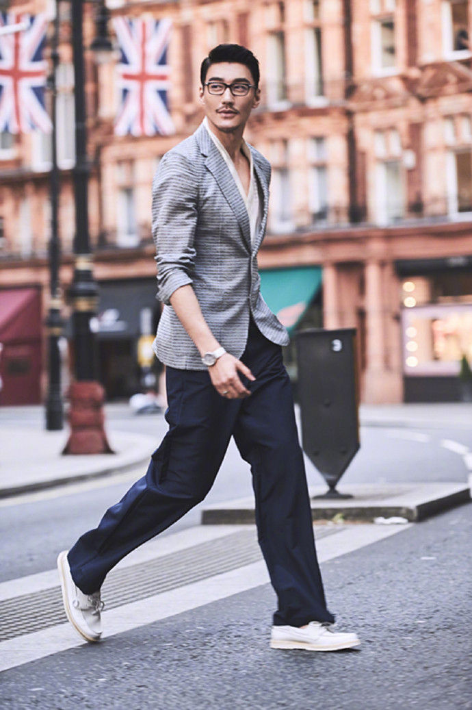 时装周胡兵帅气助阵秀场展现时尚完美气质