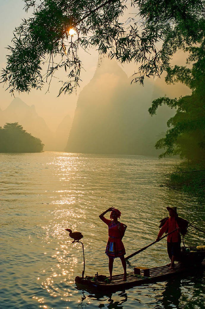 放棹漓江上,翛然水一湾