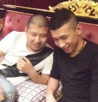 二驴怒怼房岩小哥,被封杀天佑竟出来站边房岩