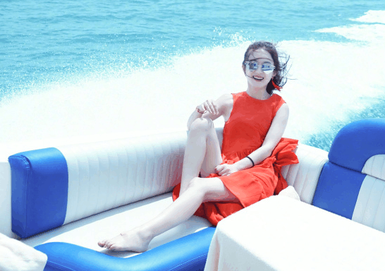 赵丽颖罕见晒性感照片, 红衣加身白到发光, 穿比