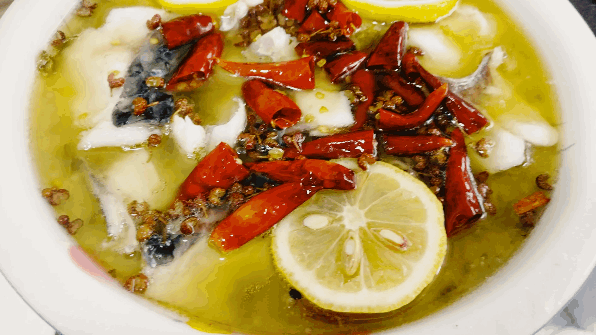 我做的酸菜鱼汤汁酸辣可口肉质细嫩鲜美上桌3分钟就抢光