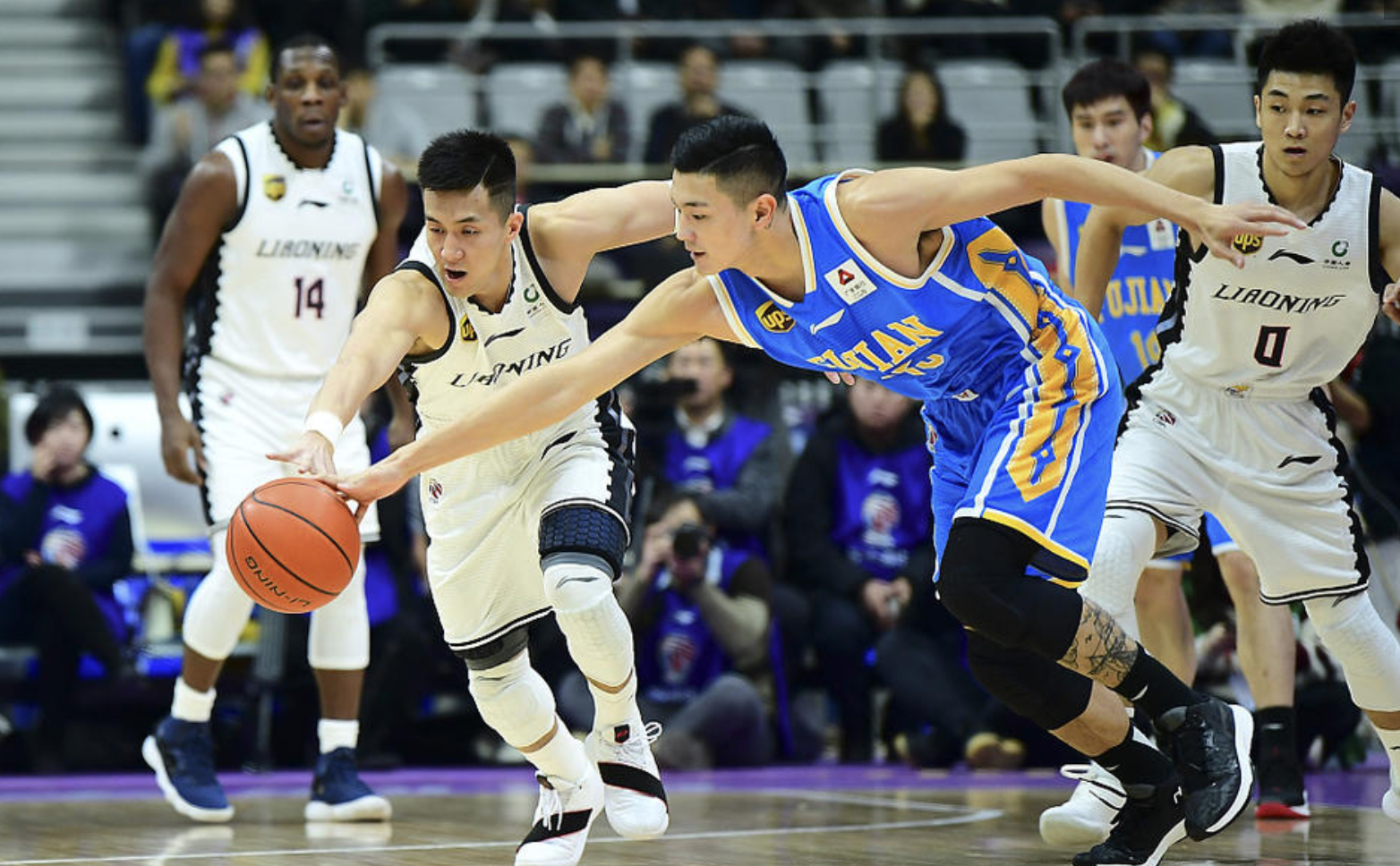 cba辽宁队高清图集:郭艾伦25 4 6主场力克福建!