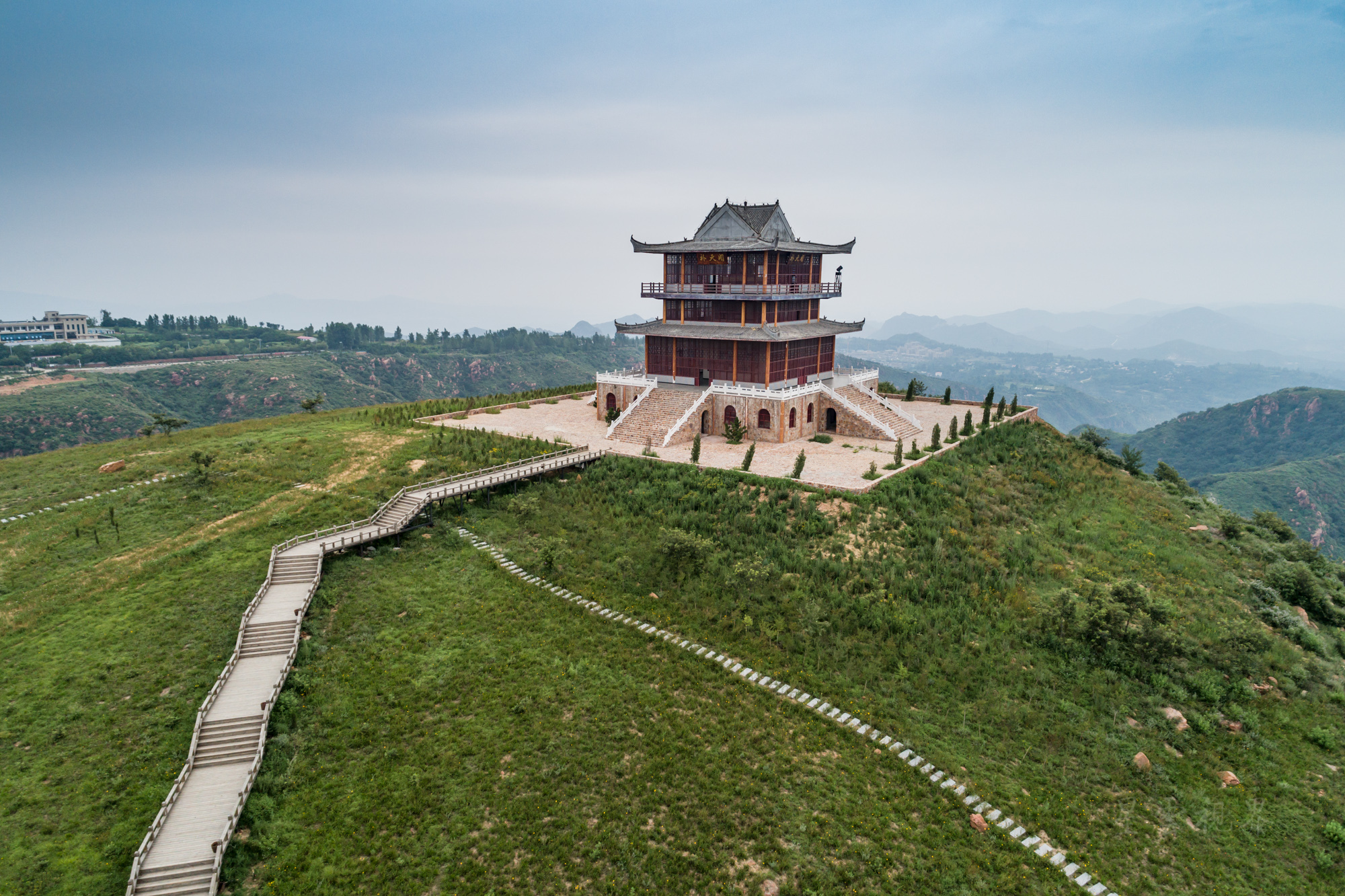 新密伏羲山红石林雄浑壮观 高空玻璃环廊更奇险