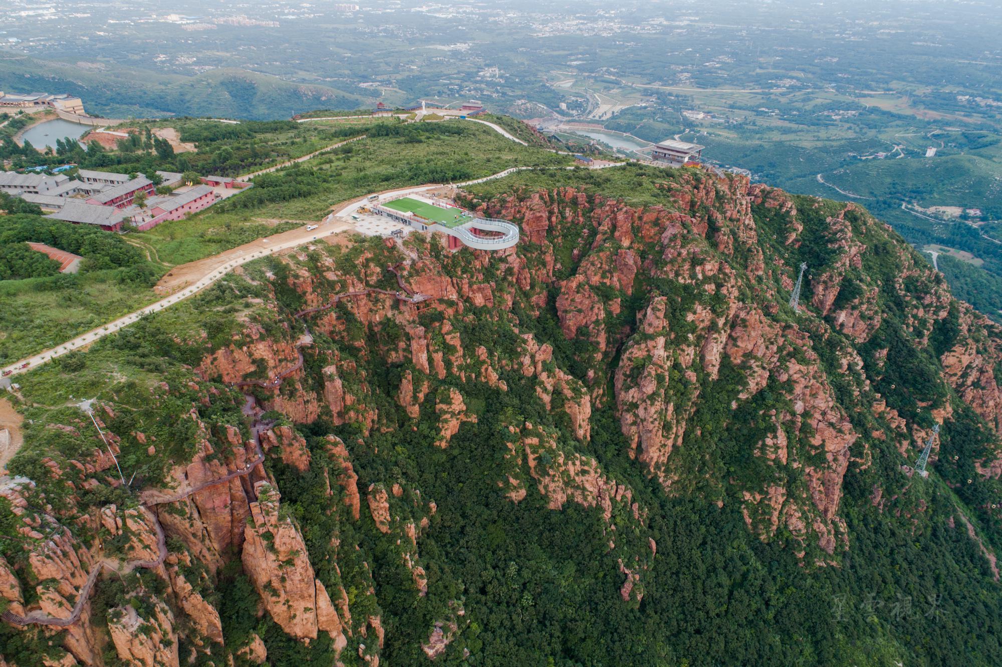 新密伏羲山红石林雄浑壮观 高空玻璃环廊更奇险