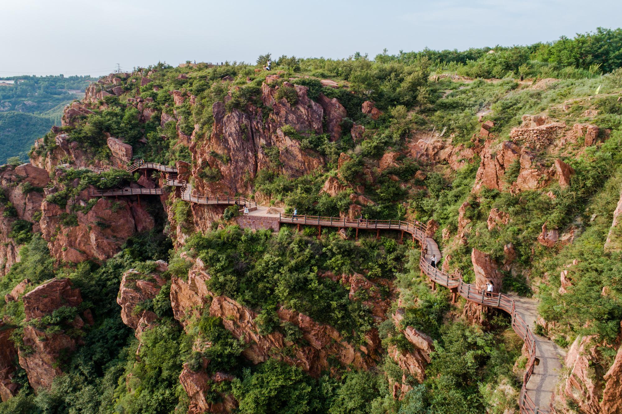 新密伏羲山红石林雄浑壮观 高空玻璃环廊更奇险