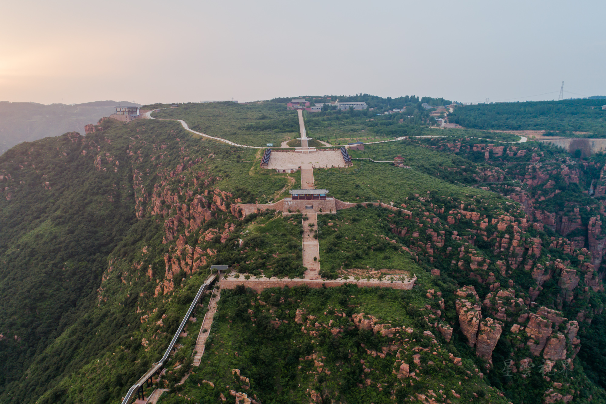 新密伏羲山红石林雄浑壮观 高空玻璃环廊更奇险