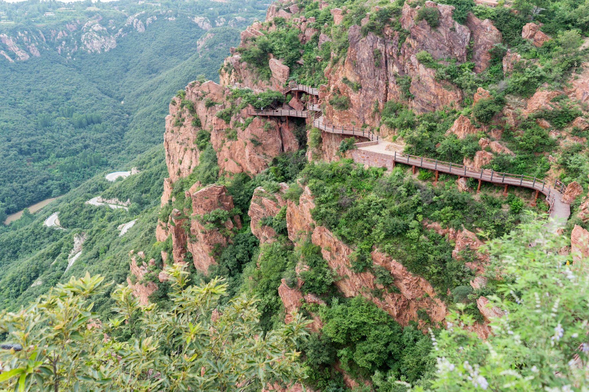 在伏羲山三泉湖景区不但有玻璃悬空桥,而且今年在红石林景区内新建成