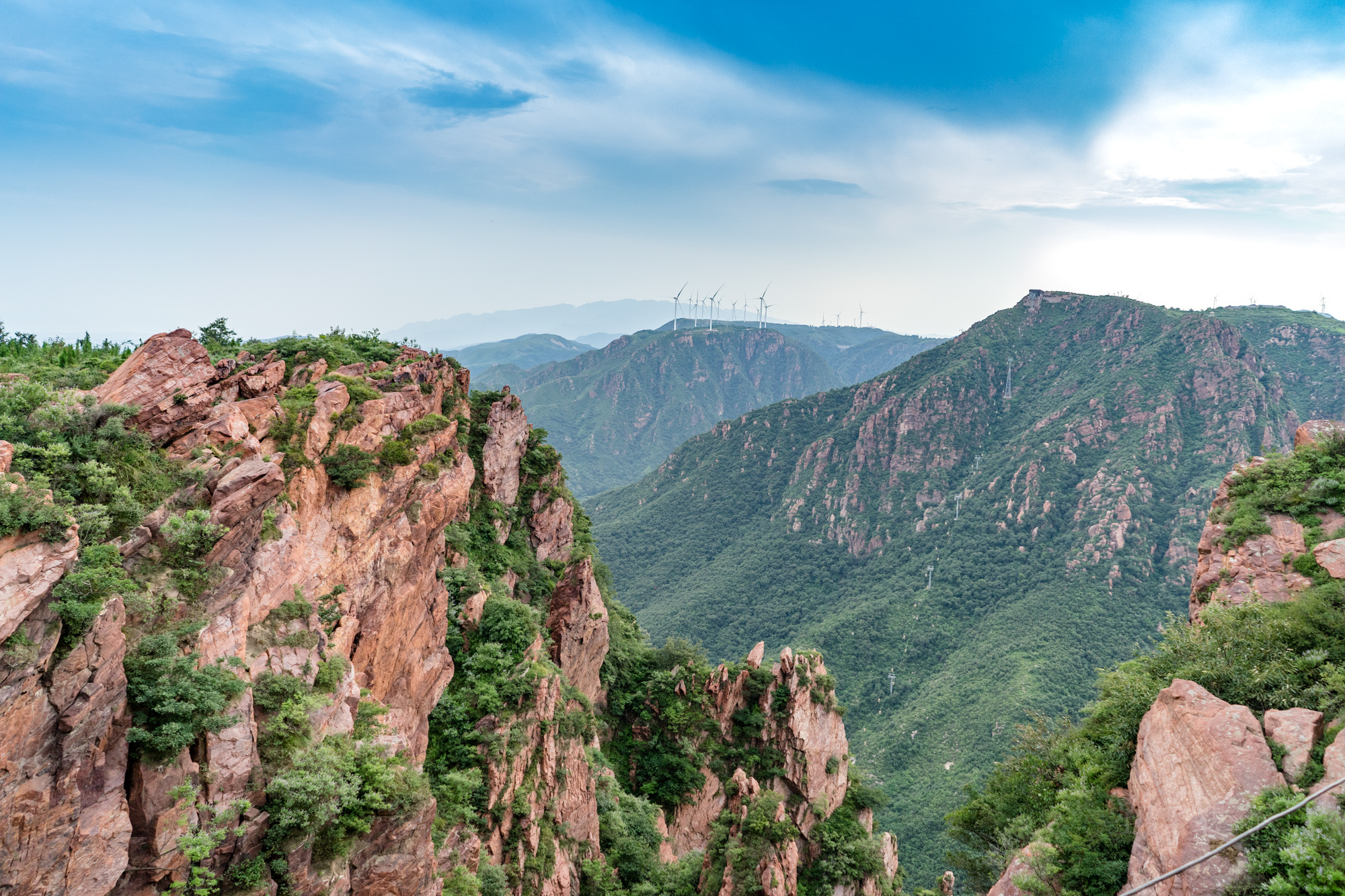 新密伏羲山红石林雄浑壮观 高空玻璃环廊更奇险
