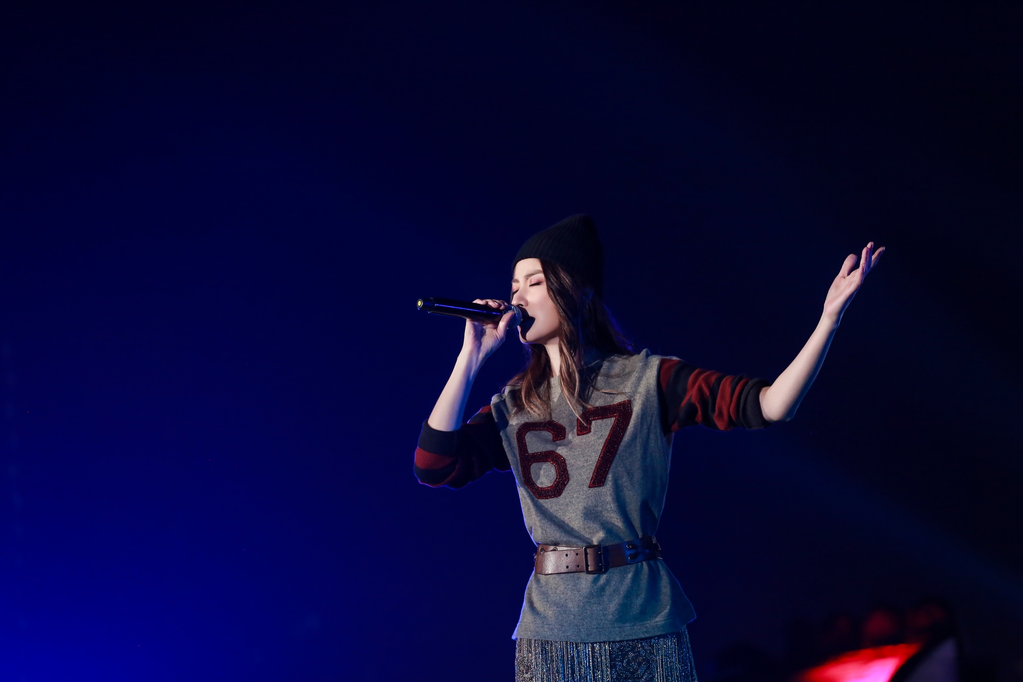 陈慧琳演绎秋冬时尚穿搭梦幻朦胧感