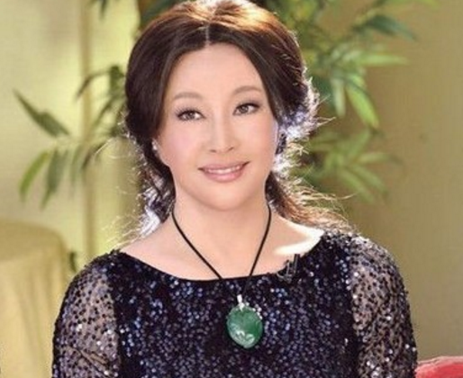 春晚第一位女主持,60多岁演18岁少女,经历四段婚姻却至今无子