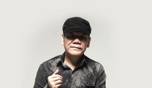 他说了一句要水喝,观众扔200瓶可乐上台,凭一张丑脸创造流行