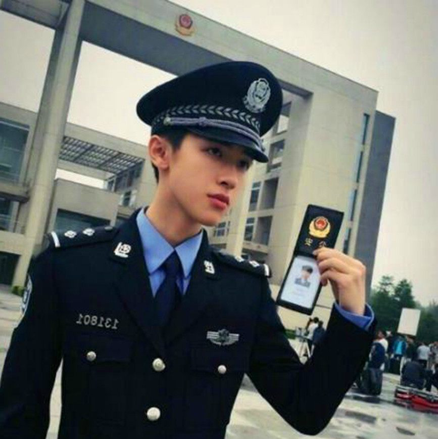 中国的军人太帅肯定是把帅哥都上交给国家