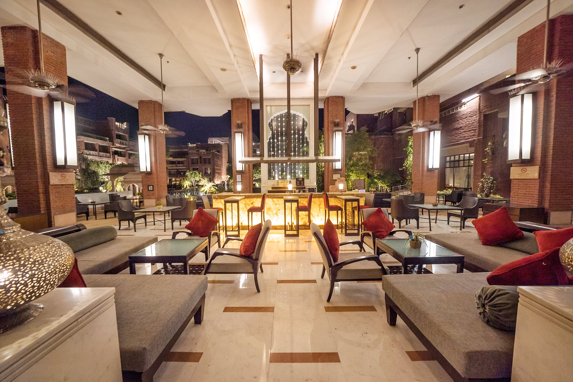 酒店内部设施看起来十分舒适,可以惬意的坐在这里喝点小酒.