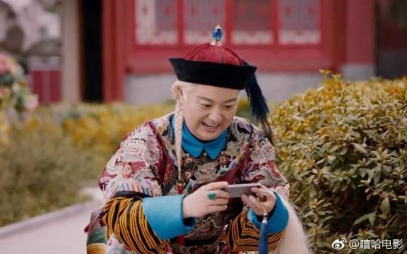 小伙穿越到古代还拿出手机让娘子看古装片,娘