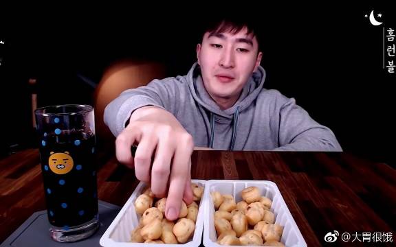 韩国大胃王宽粉姐姐dorothy:欧尼吃超辣鸡块肉,嘴巴塞得满满的