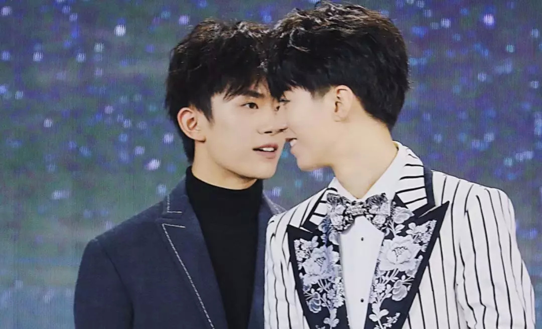 王俊凯和千玺公开秀恩爱,小动作甜腻了