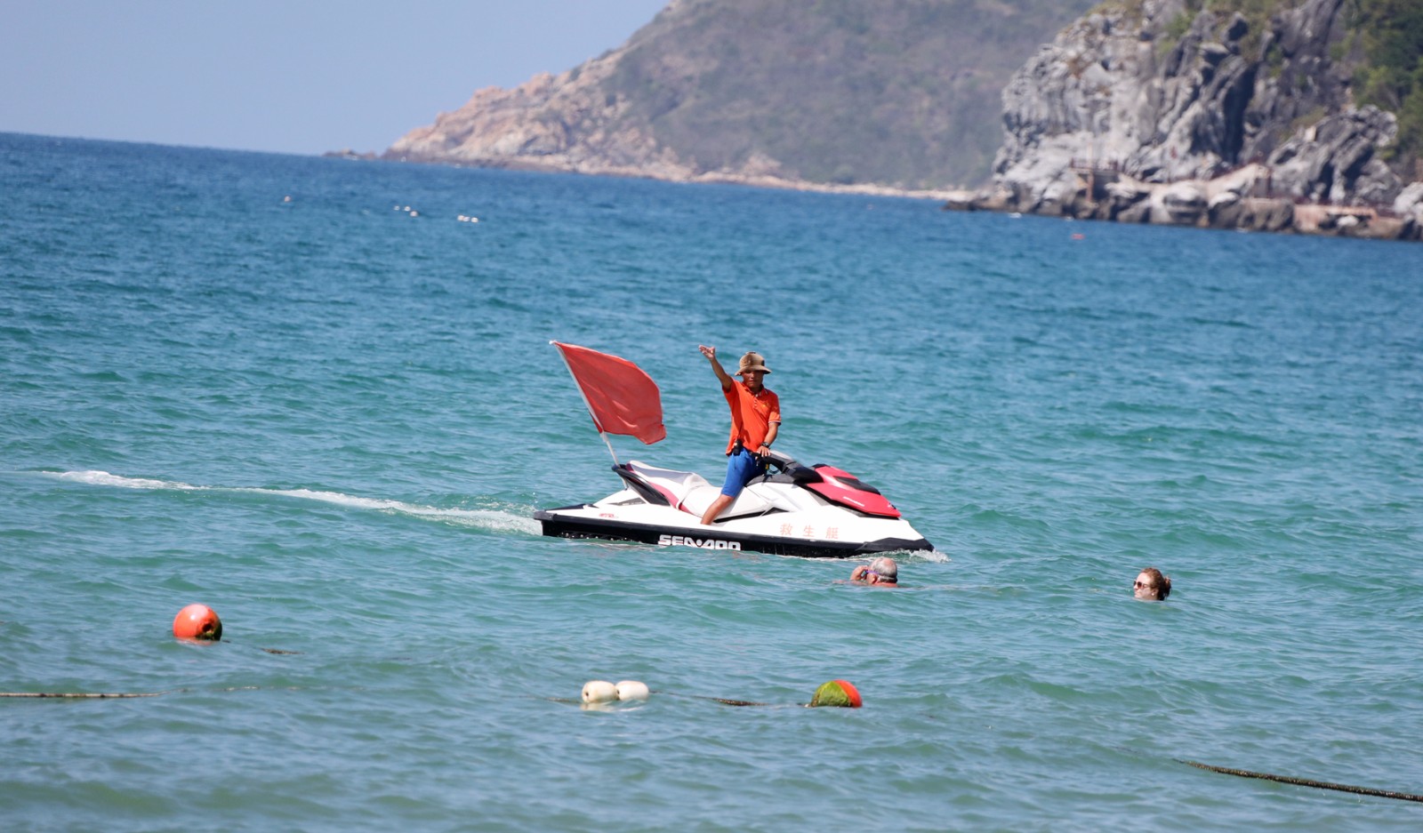 "夺命海滩"上的救生员:顶烈日晒脱皮 只为游客安全
