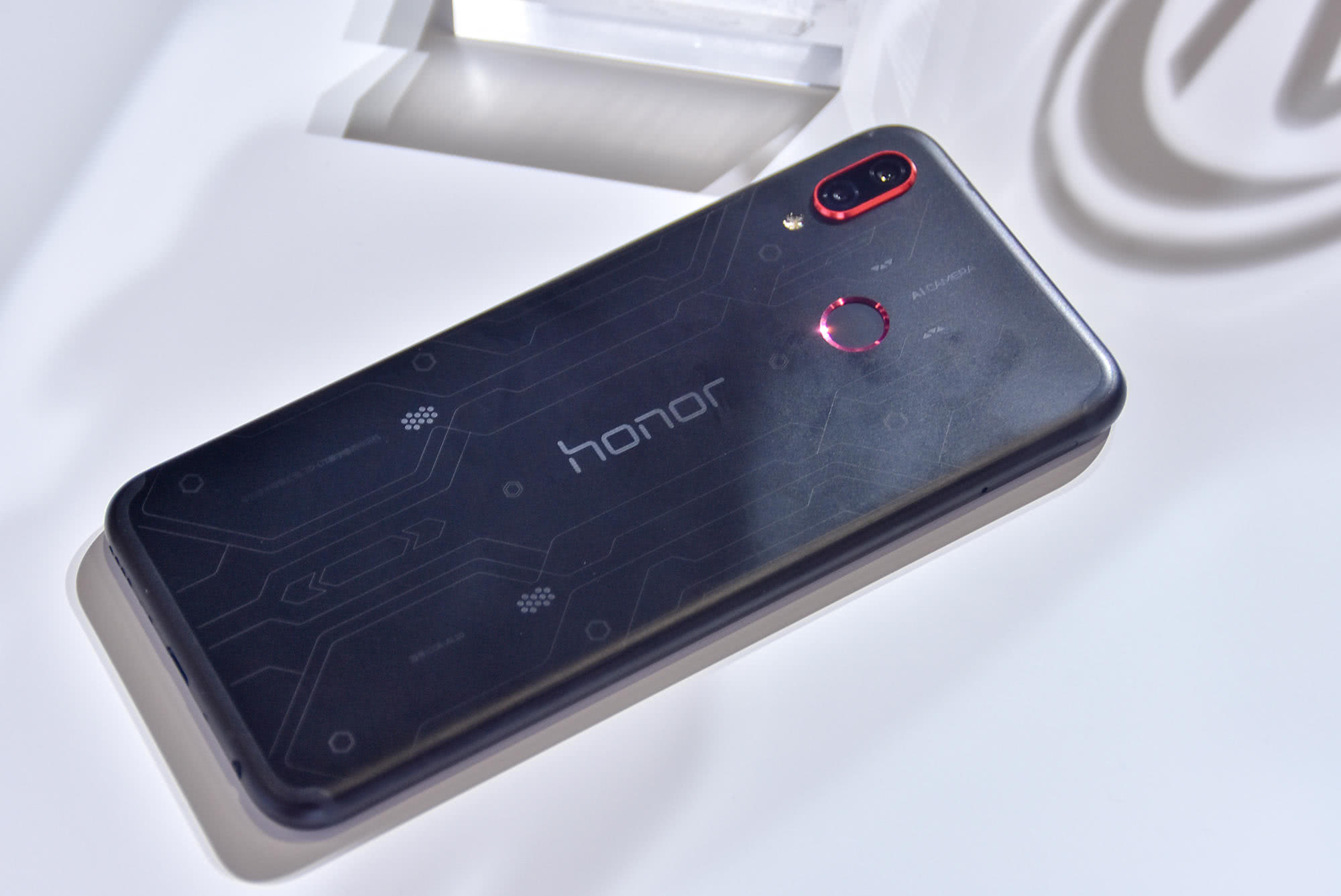 荣耀play图赏体验技术很吓人但外观很普通