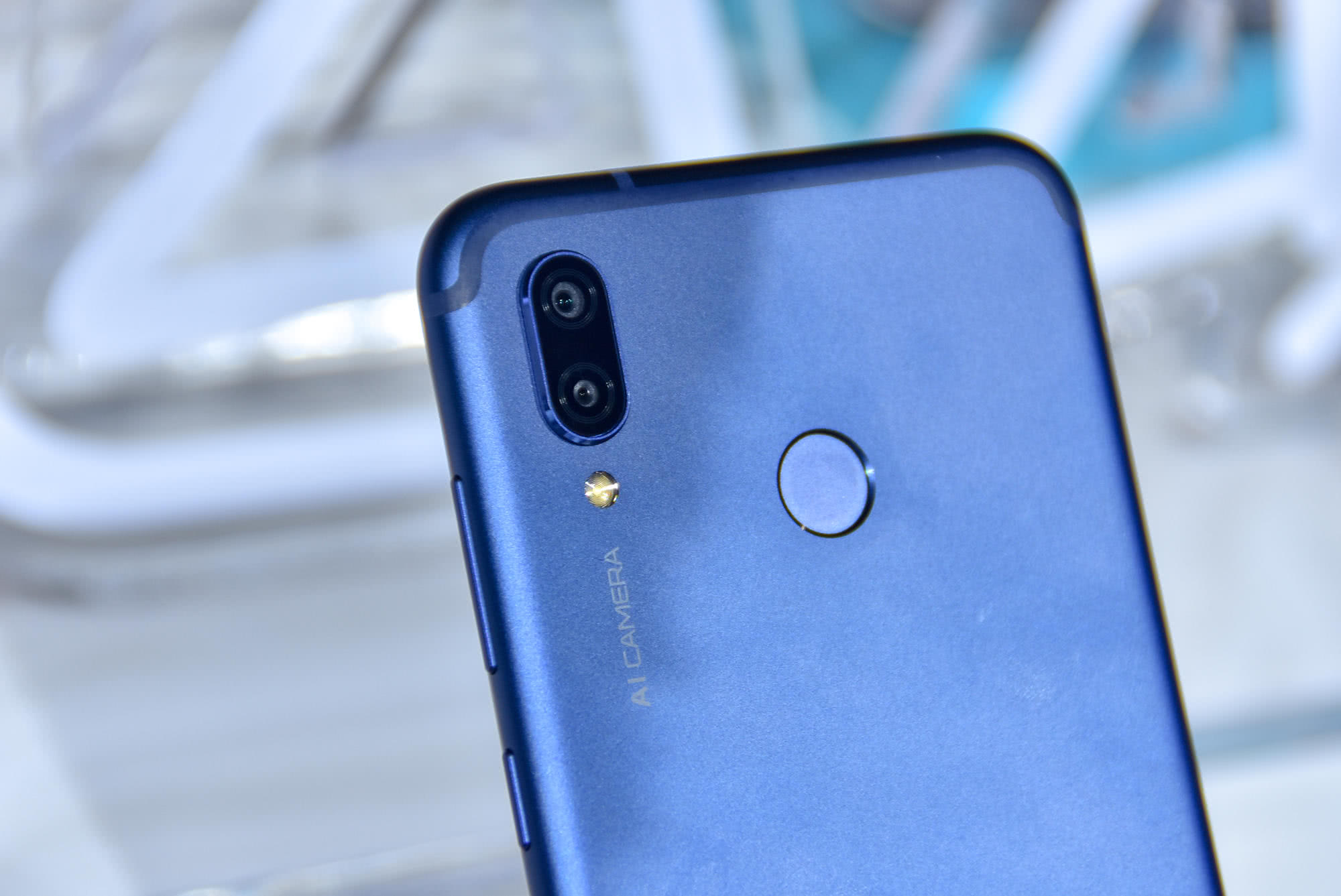 荣耀play图赏体验技术很吓人但外观很普通