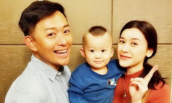 45岁黄海冰一家近照,二婚老婆曾是模特,儿子帅气,女儿可爱!