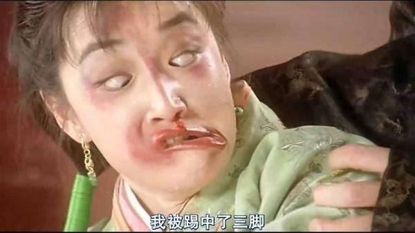 但被踢中最多脚的秋香,因为巩俐不想画丑妆,于是剧组另外找来一个脸