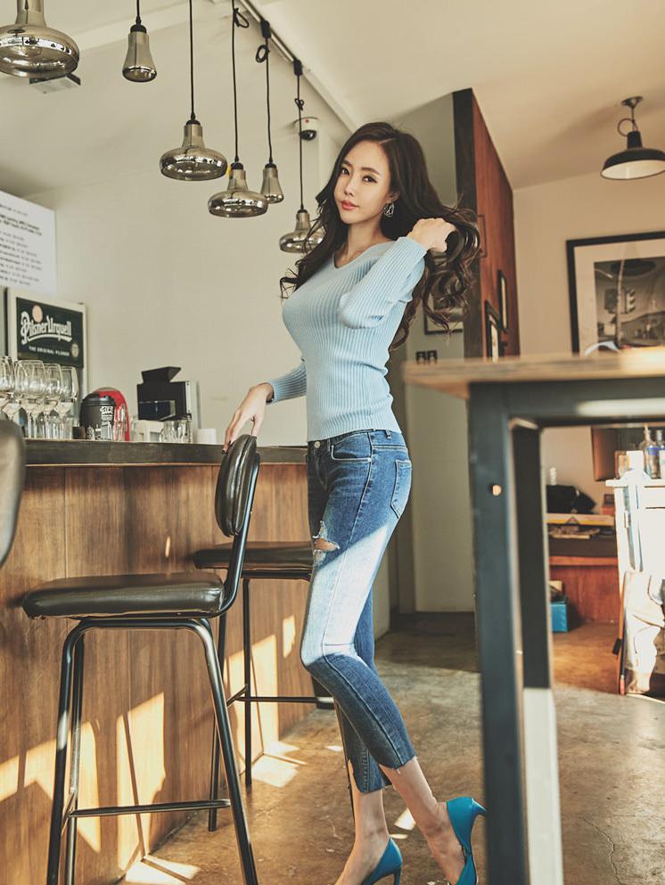 紧身九分牛仔裤配尖头细高跟高挑小姐姐身材出众气质迷人