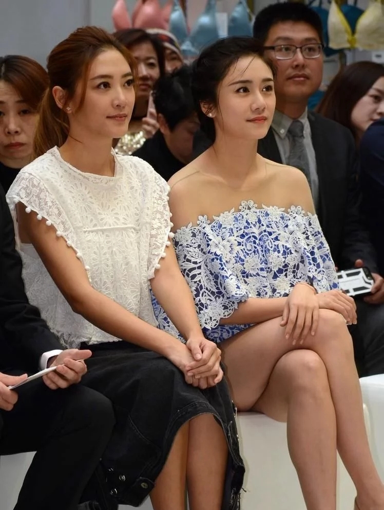 刘芸应采儿同框比美一个蓝装清新甜美一个白装气质优雅