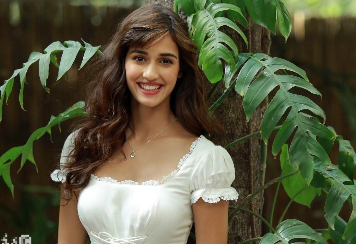 帕塔尼身穿小白裙,呼之欲出让人羡慕!