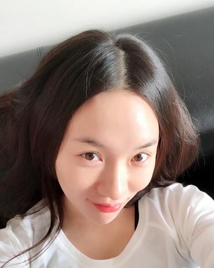 私下素颜的霍思燕脸上动刀痕迹明显,现在和李小璐竟有几分相似