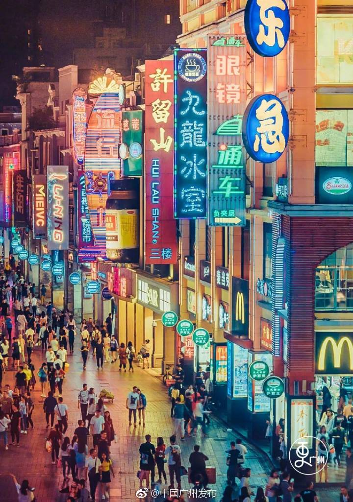 广州夜晚下的骑楼老街