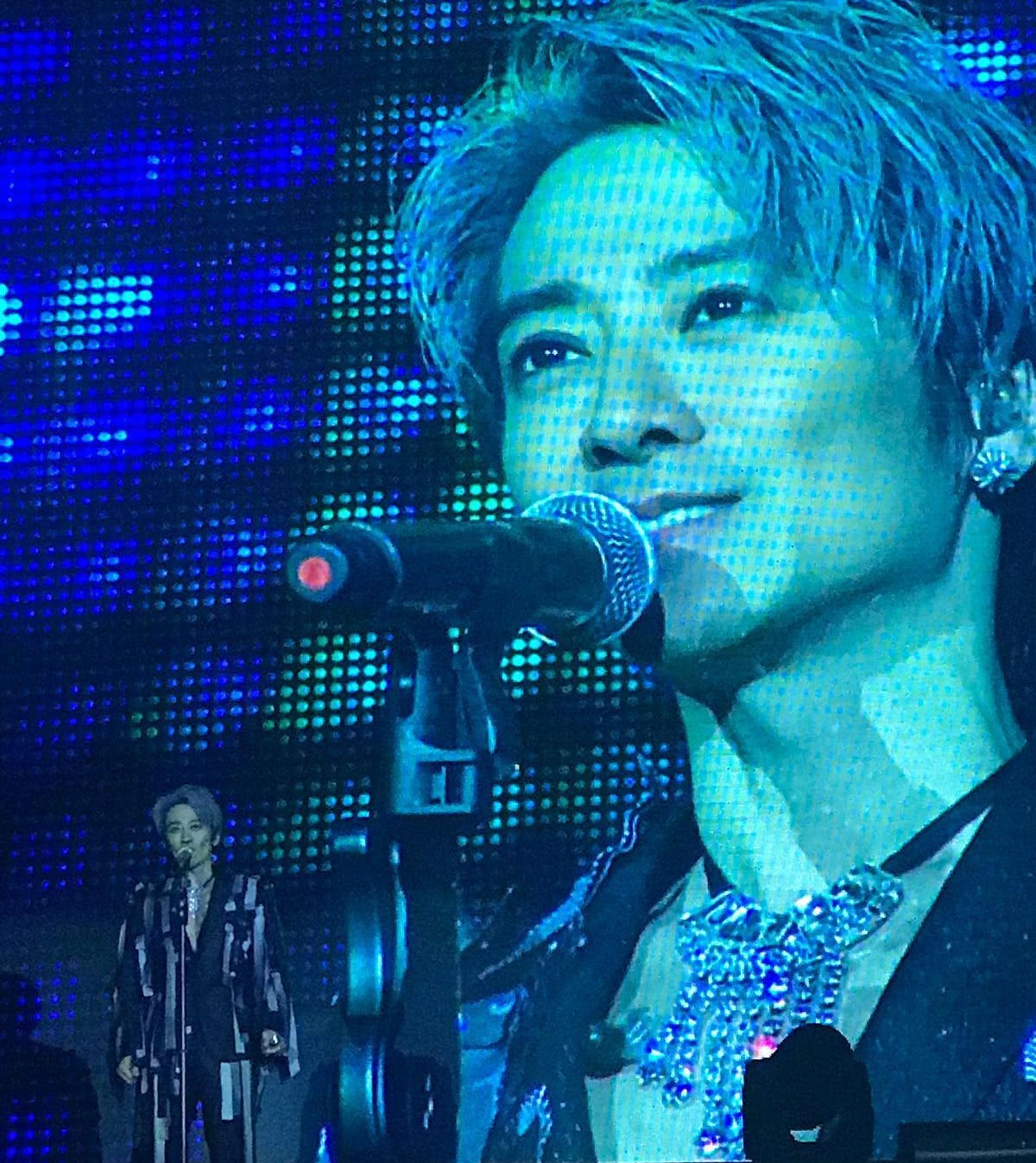 王祖蓝携妻子看演唱会,与孙耀威夫妇合影,李亚男挺着孕肚气色好