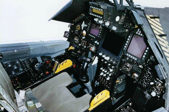 实拍f22战机驾驶舱,传闻它的计算机不如家用电脑,是真是假