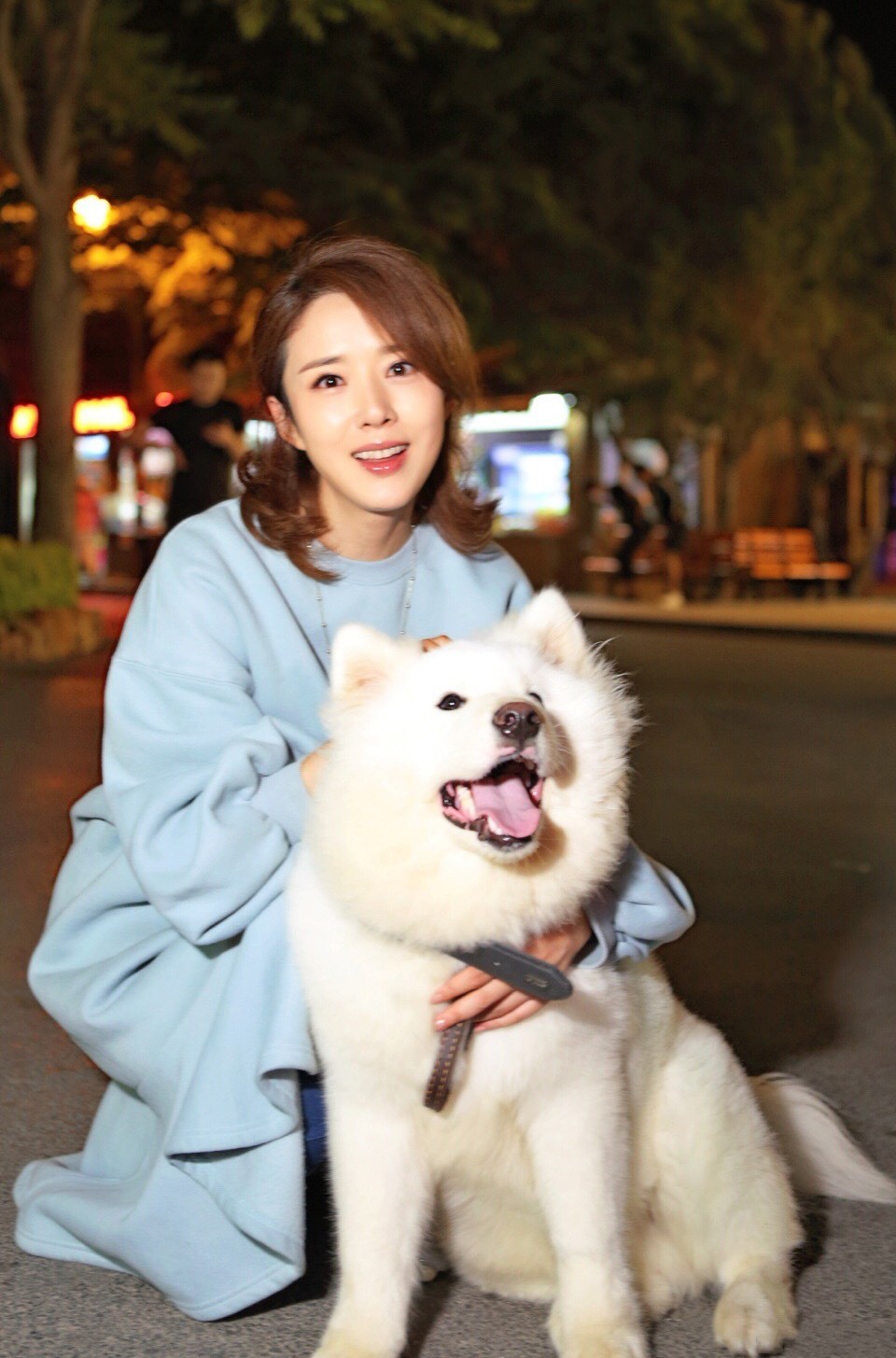 颜丹晨童心未泯似纯情美少女撸狗吃棉花糖坐旋转木马又嫩又仙