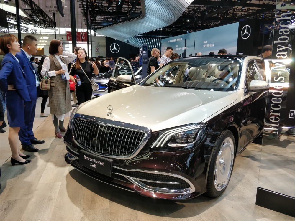 顶级豪车玩起了新时尚 新款迈巴赫s级在北京车展亮相