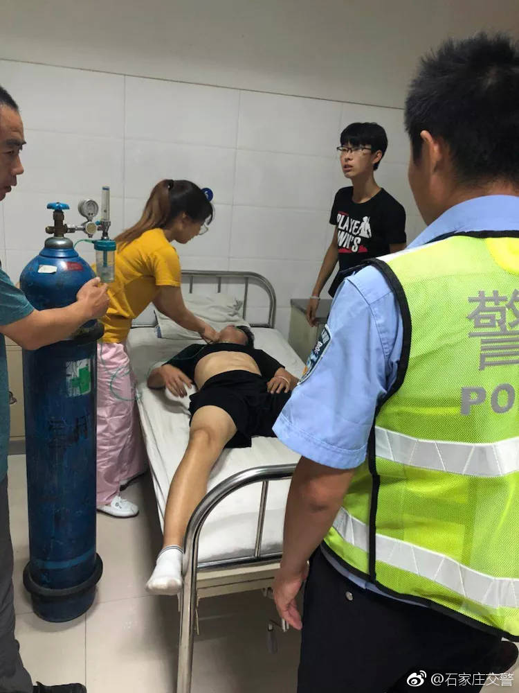 少年突然晕倒,交警火速送医