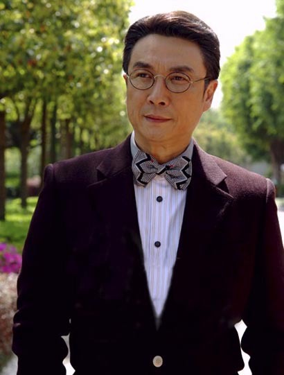 刘松仁近照曝光,68岁风采依旧,而小20岁空姐妻子却成这样