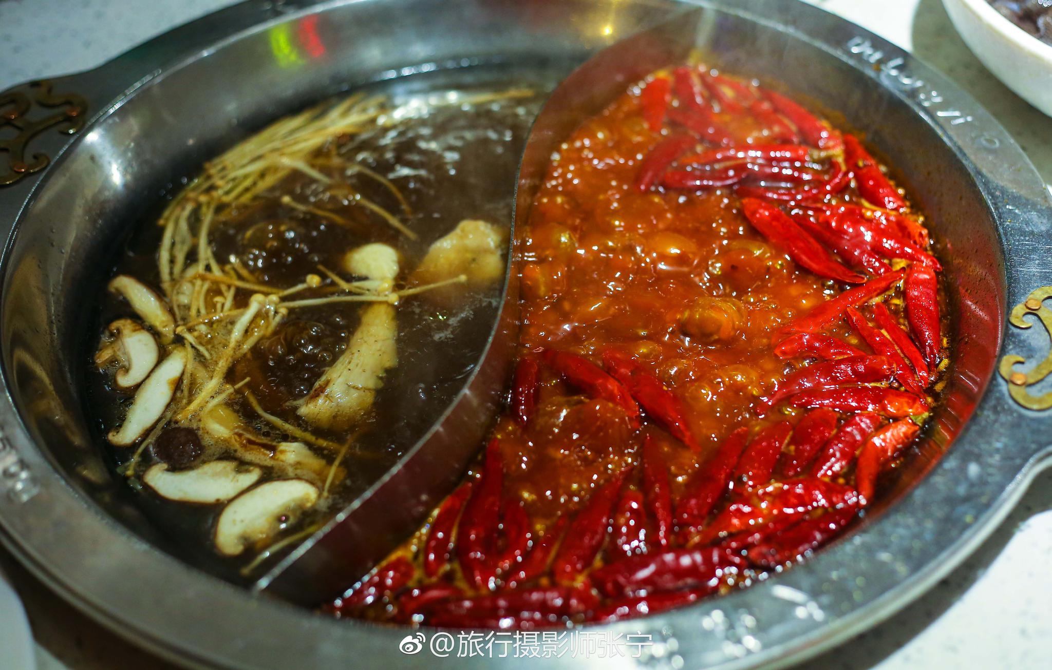 成都大龙燚火锅,是一家网红火锅,来这里吃饭有时候需要排队