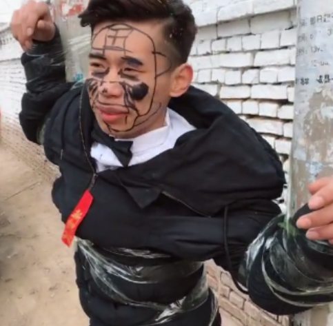 结婚当天,新郎竟变得如此狼狈不堪,得知真相后,众人气愤不已!