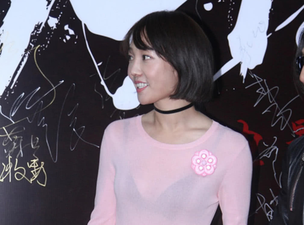 白百合只因穿半透明裙子吸引一指弹小鲜肉