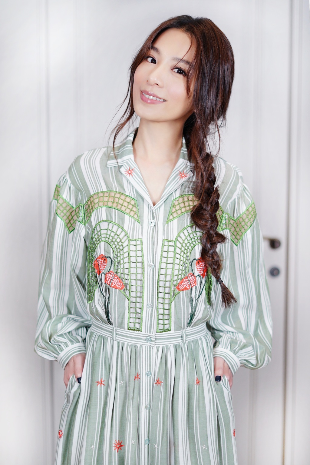 田馥甄穿红色长裙优雅时尚,双马尾造型减龄20岁不止,少女感十足